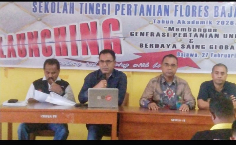 Ketua STIPER FB, Nicolaus Noywuli (kedua Edari kiri), didampingi Wakil Ketua 2, Gerardus Reo (kiri), Ketua LPMP, Romo Roni Neto (kedua dari kanan) dan Wakil Ketua I. (Foto: Elfrat Frans Dhena)