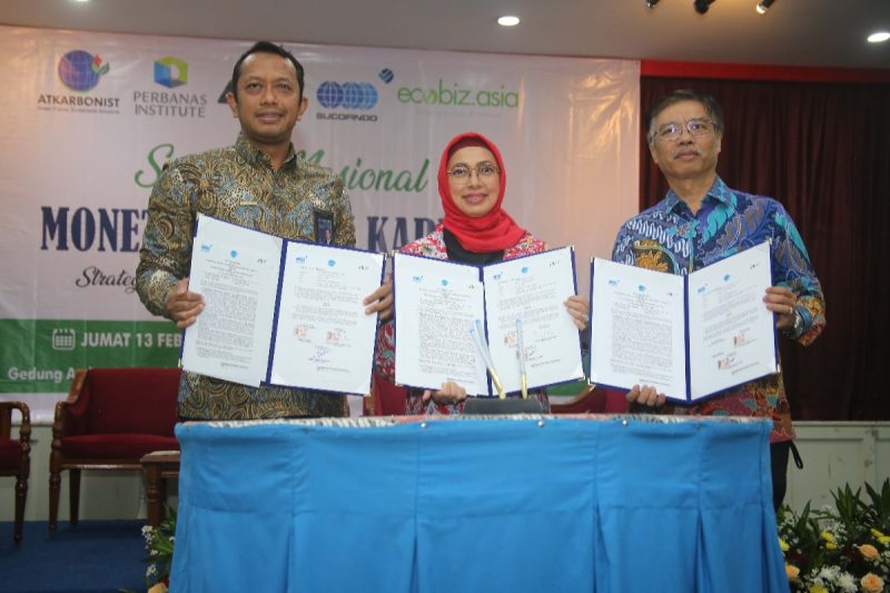 Kiri-kanan; Budi Utomo, Direktur Sumber Daya Manusia Sucofindo, Dr. Ir. Musdhalifah Machmud, M.T, Chairman Atkarbonist dan Dr. Benny Bernadus, Direktur Utama Daya Mitra Bersama Global usai penandatanganan MoU Atkarbonist dengan Sucofindo. (Foto: Agus/Atkarbonist)