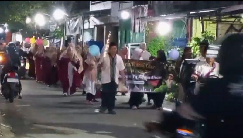 Warga RW 20, 17, dan 18 berjalan beriringan membawa obor dan spanduk dalam pawai menyambut Ramadhan 1447 H di kawasan Bumi Asri, Kutabumi, Pasar Kemis, Kabupaten Tangerang, Sabtu (14/2/2026).