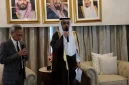 Duta Besar Arab Saudi untuk Indonesia, Faisal Abdullah H. Amodi (kanan), menyampaikan keterangan resmi terkait pelaksanaan haji 2026, didampingi seorang pejabat saat kegiatan di Jakarta.