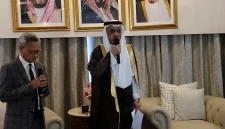 Duta Besar Arab Saudi untuk Indonesia, Faisal Abdullah H. Amodi (kanan), menyampaikan keterangan resmi terkait pelaksanaan haji 2026, didampingi seorang pejabat saat kegiatan di Jakarta.