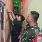 Petugas Forkopimcam Pasar Kemis bersama TNI dan kepolisian menempelkan surat edaran Bupati Tangerang tentang pembatasan operasional tempat hiburan selama Ramadan saat patroli malam.