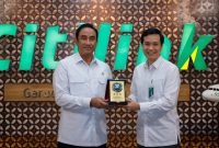 Kepala Badan Narkotika Nasional (BNN) RI Suyudi Ario Seto (kiri) dan Direktur Utama Citilink Darsito Hendrosaputro (kanan) menunjukkan dokumen nota kesepahaman usai penandatanganan kerja sama di Kantor Pusat Citilink, Tangerang, Banten, Senin (2/3).