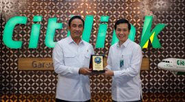 Kepala Badan Narkotika Nasional (BNN) RI Suyudi Ario Seto (kiri) dan Direktur Utama Citilink Darsito Hendrosaputro (kanan) menunjukkan dokumen nota kesepahaman usai penandatanganan kerja sama di Kantor Pusat Citilink, Tangerang, Banten, Senin (2/3).