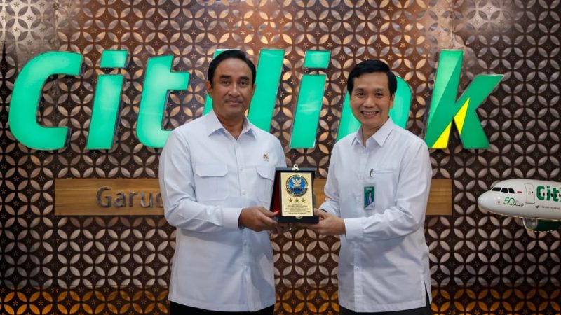 Kepala Badan Narkotika Nasional (BNN) RI Suyudi Ario Seto (kiri) dan Direktur Utama Citilink Darsito Hendrosaputro (kanan) menunjukkan dokumen nota kesepahaman usai penandatanganan kerja sama di Kantor Pusat Citilink, Tangerang, Banten, Senin (2/3).