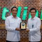 Kepala Badan Narkotika Nasional (BNN) RI Suyudi Ario Seto (kiri) dan Direktur Utama Citilink Darsito Hendrosaputro (kanan) menunjukkan dokumen nota kesepahaman usai penandatanganan kerja sama di Kantor Pusat Citilink, Tangerang, Banten, Senin (2/3).