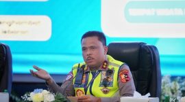 Kakorlantas Polri Irjen Pol Drs. Agus Suryonugroho, S.H., M.Hum. menyampaikan arahan dalam Rapat Koordinasi Lintas Sektoral kesiapan pelayanan Idulfitri 1447 Hijriah di Auditorium Mutiara, PTIK, Jakarta.
