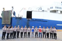 Kapolda Banten Irjen Pol Hengki berfoto bersama jajaran kepolisian dan pihak terkait di area dermaga saat pengecekan kesiapan fasilitas penyeberangan di Pelabuhan Merak.