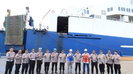 Kapolda Banten Irjen Pol Hengki berfoto bersama jajaran kepolisian dan pihak terkait di area dermaga saat pengecekan kesiapan fasilitas penyeberangan di Pelabuhan Merak.