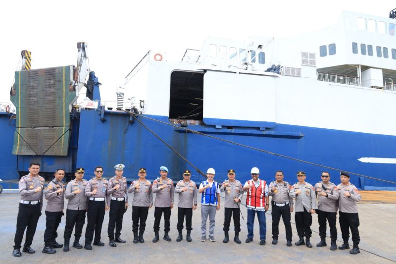 Kapolda Banten Irjen Pol Hengki berfoto bersama jajaran kepolisian dan pihak terkait di area dermaga saat pengecekan kesiapan fasilitas penyeberangan di Pelabuhan Merak.
