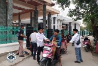 Ratusan warga Sidoko antusias serbu takjil gratis dari PWGK di depan Masjid Jami Al Ijtihad. (PWGK/Metrosiar)