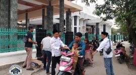 Ratusan warga Sidoko antusias serbu takjil gratis dari PWGK di depan Masjid Jami Al Ijtihad. (PWGK/Metrosiar)