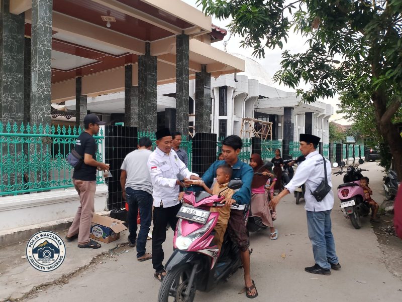 Ratusan warga Sidoko antusias serbu takjil gratis dari PWGK di depan Masjid Jami Al Ijtihad. (PWGK/Metrosiar)