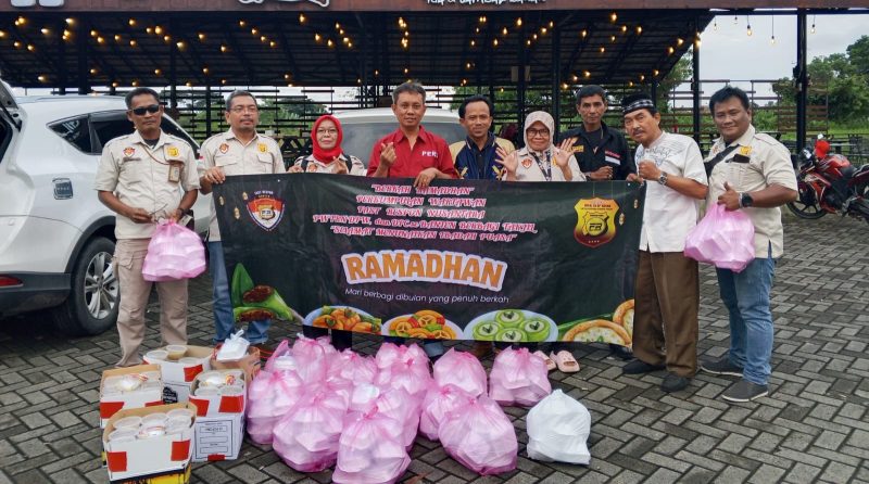 Pengurus dan anggota PW FRN DPW serta DPC Counter Polri se-Provinsi Banten berfoto bersama usai menyiapkan ratusan paket takjil untuk dibagikan kepada masyarakat di kawasan Bumi Indah, Pasar Kemis, Kabupaten Tangerang.