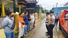 Petugas kepolisian dari Satreskrim Polresta Tangerang bersama anggota Polsek Tigaraksa melakukan olah tempat kejadian perkara (TKP) di sebuah rumah di Kapling Pinang, Kelurahan Tigaraksa, Kabupaten Tangerang, terkait dugaan kasus pembunuhan yang dilaporkan oleh seorang perempuan terhadap suaminya(Humas Polri/Metrosiar)