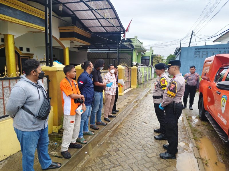 Petugas kepolisian dari Satreskrim Polresta Tangerang bersama anggota Polsek Tigaraksa melakukan olah tempat kejadian perkara (TKP) di sebuah rumah di Kapling Pinang, Kelurahan Tigaraksa, Kabupaten Tangerang, terkait dugaan kasus pembunuhan yang dilaporkan oleh seorang perempuan terhadap suaminya(Humas Polri/Metrosiar)