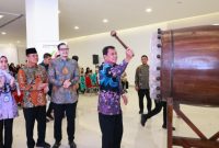 Bupati Tangerang Moch. Maesyal Rasyid memukul bedug sebagai tanda dibukanya Festival Ramadan program CSR Sinar Mas Land di Masjid Raya Baitul Mukhtar BSD, Kabupaten Tangerang(PWGK/Metrosiar)