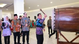 Bupati Tangerang Moch. Maesyal Rasyid memukul bedug sebagai tanda dibukanya Festival Ramadan program CSR Sinar Mas Land di Masjid Raya Baitul Mukhtar BSD, Kabupaten Tangerang(PWGK/Metrosiar)