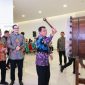 Bupati Tangerang Moch. Maesyal Rasyid memukul bedug sebagai tanda dibukanya Festival Ramadan program CSR Sinar Mas Land di Masjid Raya Baitul Mukhtar BSD, Kabupaten Tangerang(PWGK/Metrosiar)