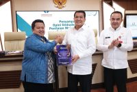 Penyerahan hasil penilaian Opini Ombudsman RI kepada Pemerintah Kabupaten Tangerang dalam kegiatan penyampaian opini penilaian penyelenggaraan pelayanan publik tahun 2025 di Ruang Rapat Wareng, Gedung Bupati Tangerang(PWGK/Metrosiar)