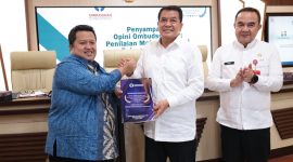 Penyerahan hasil penilaian Opini Ombudsman RI kepada Pemerintah Kabupaten Tangerang dalam kegiatan penyampaian opini penilaian penyelenggaraan pelayanan publik tahun 2025 di Ruang Rapat Wareng, Gedung Bupati Tangerang(PWGK/Metrosiar)