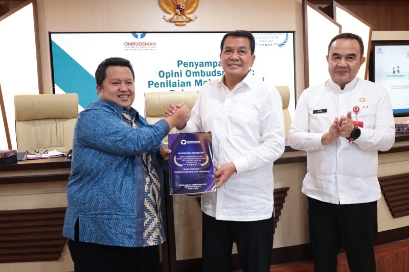Penyerahan hasil penilaian Opini Ombudsman RI kepada Pemerintah Kabupaten Tangerang dalam kegiatan penyampaian opini penilaian penyelenggaraan pelayanan publik tahun 2025 di Ruang Rapat Wareng, Gedung Bupati Tangerang(PWGK/Metrosiar)