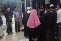 Warga Desa Sidoko santuni lima anak yatim saat peringatan Nuzulul Qur’an di Masjid Jami Al Ijtihad, penuh haru dan kebersamaan(PWGK/Metrosiar)