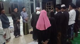 Warga Desa Sidoko santuni lima anak yatim saat peringatan Nuzulul Qur’an di Masjid Jami Al Ijtihad, penuh haru dan kebersamaan(PWGK/Metrosiar)