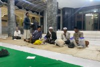 Ketua PWGK Gunung Kaler–Kresek, Alex Sibti, santuni anak yatim dan tokoh masyarakat saat peringatan Nuzulul Qur’an di Desa Sidoko(PWGK/Metrosiar)