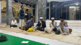 Ketua PWGK Gunung Kaler–Kresek, Alex Sibti, santuni anak yatim dan tokoh masyarakat saat peringatan Nuzulul Qur’an di Desa Sidoko(PWGK/Metrosiar)