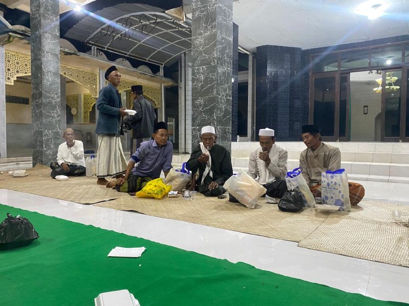 Ketua PWGK Gunung Kaler–Kresek, Alex Sibti, santuni anak yatim dan tokoh masyarakat saat peringatan Nuzulul Qur’an di Desa Sidoko(PWGK/Metrosiar)