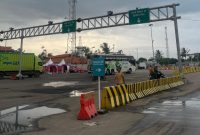 Kondisi arus lalu lintas di kawasan pintu masuk Pelabuhan Merak terpantau lancar dan terkendali saat pemantauan pada Jumat (06/03). Kendaraan yang melintas dapat langsung memasuki area pelabuhan tanpa antrean panjang.