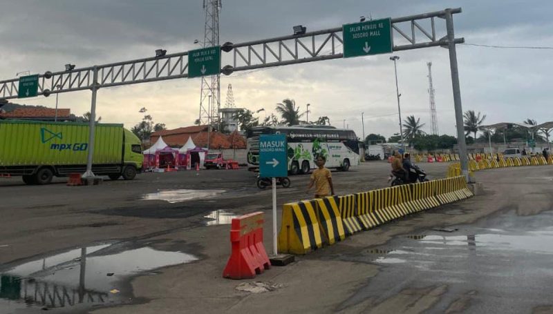 Kondisi arus lalu lintas di kawasan pintu masuk Pelabuhan Merak terpantau lancar dan terkendali saat pemantauan pada Jumat (06/03). Kendaraan yang melintas dapat langsung memasuki area pelabuhan tanpa antrean panjang.