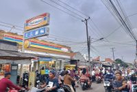 Antusias warga berburu takjil jelang berbuka di Simpang 3 Kemiri, Kabupaten Tangerang, picu kemacetan dan antrean kendaraan(Rizky/Metrosiar)