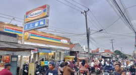 Antusias warga berburu takjil jelang berbuka di Simpang 3 Kemiri, Kabupaten Tangerang, picu kemacetan dan antrean kendaraan(Rizky/Metrosiar)