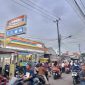 Antusias warga berburu takjil jelang berbuka di Simpang 3 Kemiri, Kabupaten Tangerang, picu kemacetan dan antrean kendaraan(Rizky/Metrosiar)