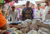 Pemkab Tangerang dan Bapanas memantau harga sembako di Pasar Kronjo. Stok dinyatakan aman hingga Idulfitri, pedagang akan difasilitasi NIB(PWGK/Metrosiar)