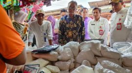 Pemkab Tangerang dan Bapanas memantau harga sembako di Pasar Kronjo. Stok dinyatakan aman hingga Idulfitri, pedagang akan difasilitasi NIB(PWGK/Metrosiar)