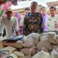 Pemkab Tangerang dan Bapanas memantau harga sembako di Pasar Kronjo. Stok dinyatakan aman hingga Idulfitri, pedagang akan difasilitasi NIB(PWGK/Metrosiar)