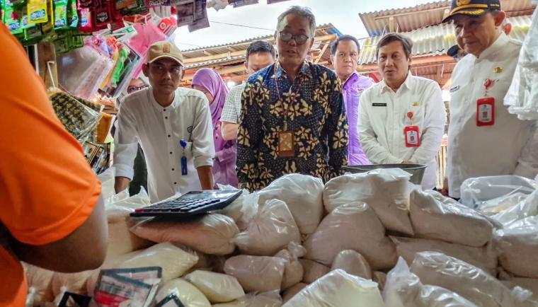 Pemkab Tangerang dan Bapanas memantau harga sembako di Pasar Kronjo. Stok dinyatakan aman hingga Idulfitri, pedagang akan difasilitasi NIB(PWGK/Metrosiar)