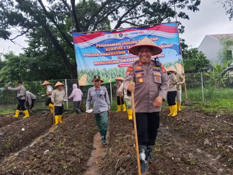 Kapolsek Pasar Kemis AKP Humaedi memimpin langsung kegiatan penanaman jagung serentak kuartal I tahun 2026 di Desa Gelam Jaya, Kecamatan Pasar Kemis, Kabupaten Tangerang.