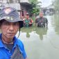 Jurnalis Metrosiar Alex Salembun (kaos biru) bersama Danramil Pasar Kemis Mayor Arm Sidik Abriyanto dan anggota TNI saat meninjau banjir yang merendam permukiman warga di RW 17 Vila Tomang Baru, Desa Gelam Jaya, Kecamatan Pasar Kemis, Kabupaten Tangerang, Minggu (08/03/2026).