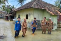 Camat Kemiri meninjau banjir di Kampung Cinamprak Legoksukamaju dan berkoordinasi dengan BPBD untuk langkah penanganan dan pencegahan(FJK/Metrosiar)