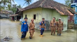 Camat Kemiri meninjau banjir di Kampung Cinamprak Legoksukamaju dan berkoordinasi dengan BPBD untuk langkah penanganan dan pencegahan(FJK/Metrosiar)