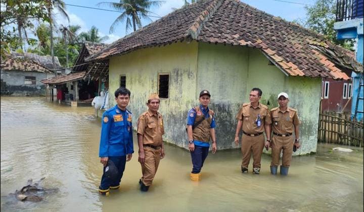 Camat Kemiri meninjau banjir di Kampung Cinamprak Legoksukamaju dan berkoordinasi dengan BPBD untuk langkah penanganan dan pencegahan(FJK/Metrosiar)