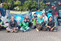 Tim komunitas motor listrik COMOD Dahlia Loka Graha Raya berfoto bersama di depan bascamp sebelum menggelar aksi sosial pembagian takjil kepada masyarakat, Minggu (8/3/2026).
