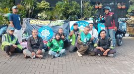 Tim komunitas motor listrik COMOD Dahlia Loka Graha Raya berfoto bersama di depan bascamp sebelum menggelar aksi sosial pembagian takjil kepada masyarakat, Minggu (8/3/2026).