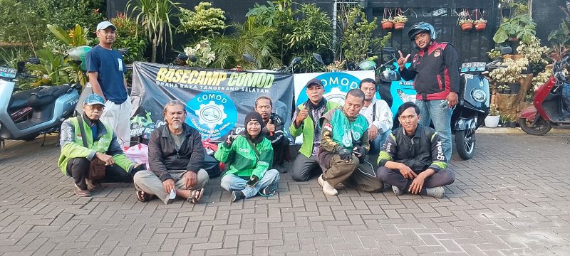 Tim komunitas motor listrik COMOD Dahlia Loka Graha Raya berfoto bersama di depan bascamp sebelum menggelar aksi sosial pembagian takjil kepada masyarakat, Minggu (8/3/2026).