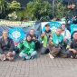 Tim komunitas motor listrik COMOD Dahlia Loka Graha Raya berfoto bersama di depan bascamp sebelum menggelar aksi sosial pembagian takjil kepada masyarakat, Minggu (8/3/2026).