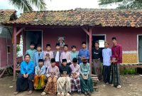 Sekolah Relawan Depok salurkan bantuan beras, sandal, dan Al-Qur’an untuk santri Ponpes Darul Hidayah di Desa Klebet, Tangerang saat Ramadhan(FJK/Metrosiar)